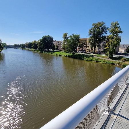 Prostorny Byt V Centru U Reky, 2 Loznice, Balkon Hradec Králové Exteriör bild