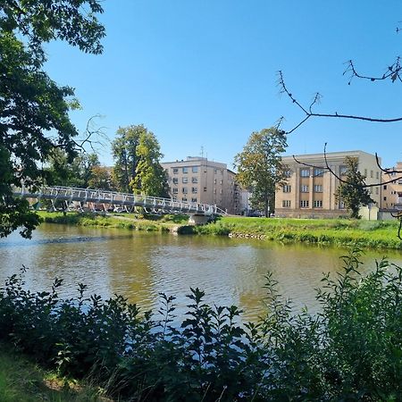 Prostorny Byt V Centru U Reky, 2 Loznice, Balkon Hradec Králové Exteriör bild