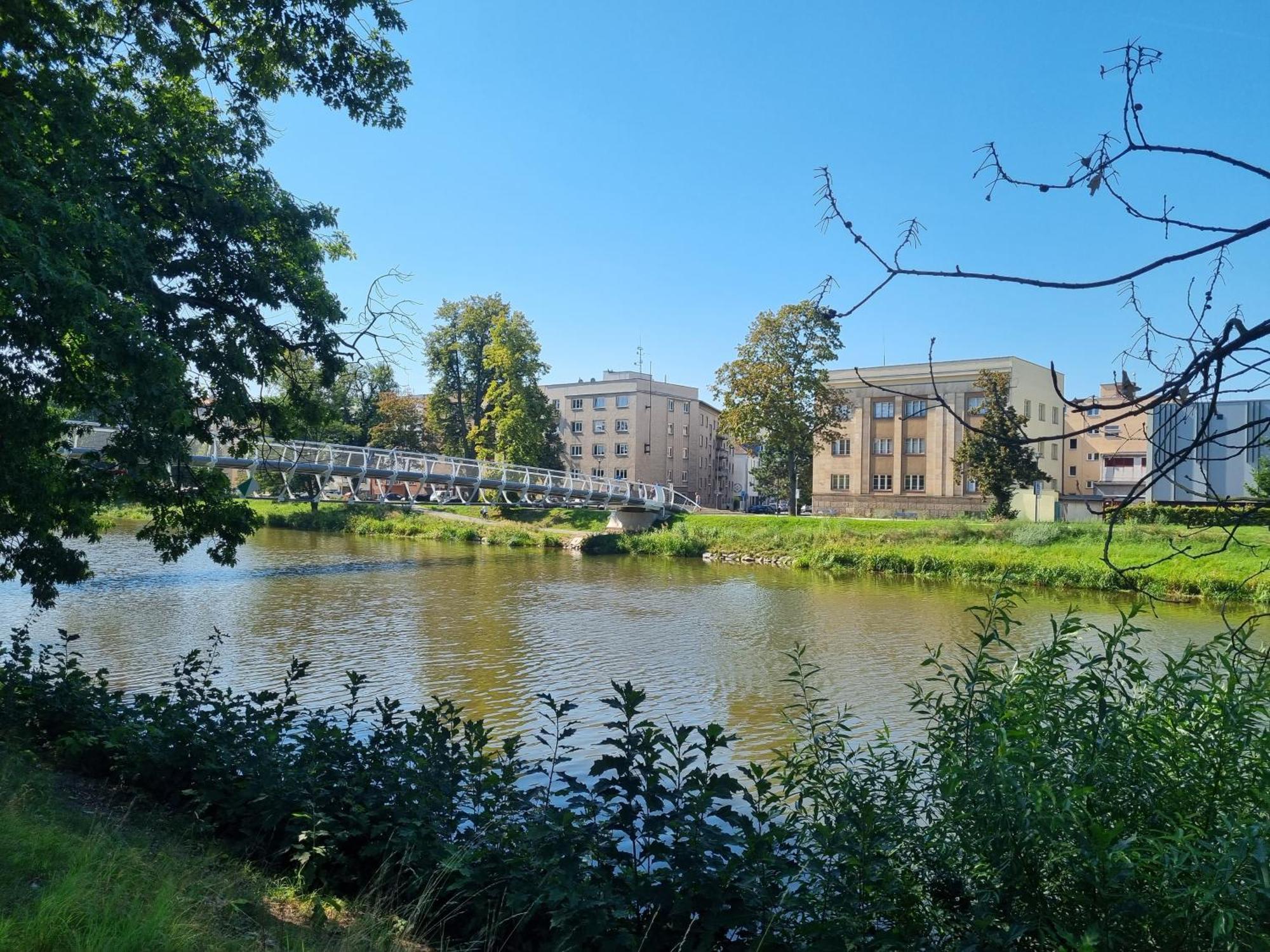 Prostorny Byt V Centru U Reky, 2 Loznice, Balkon Hradec Králové Exteriör bild
