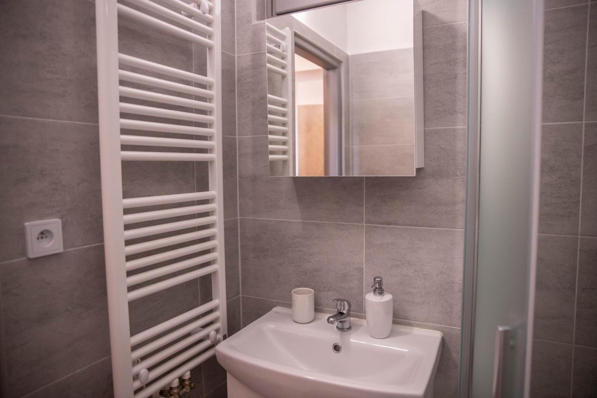 Prostorny Byt V Centru U Reky, 2 Loznice, Balkon Hradec Králové Exteriör bild