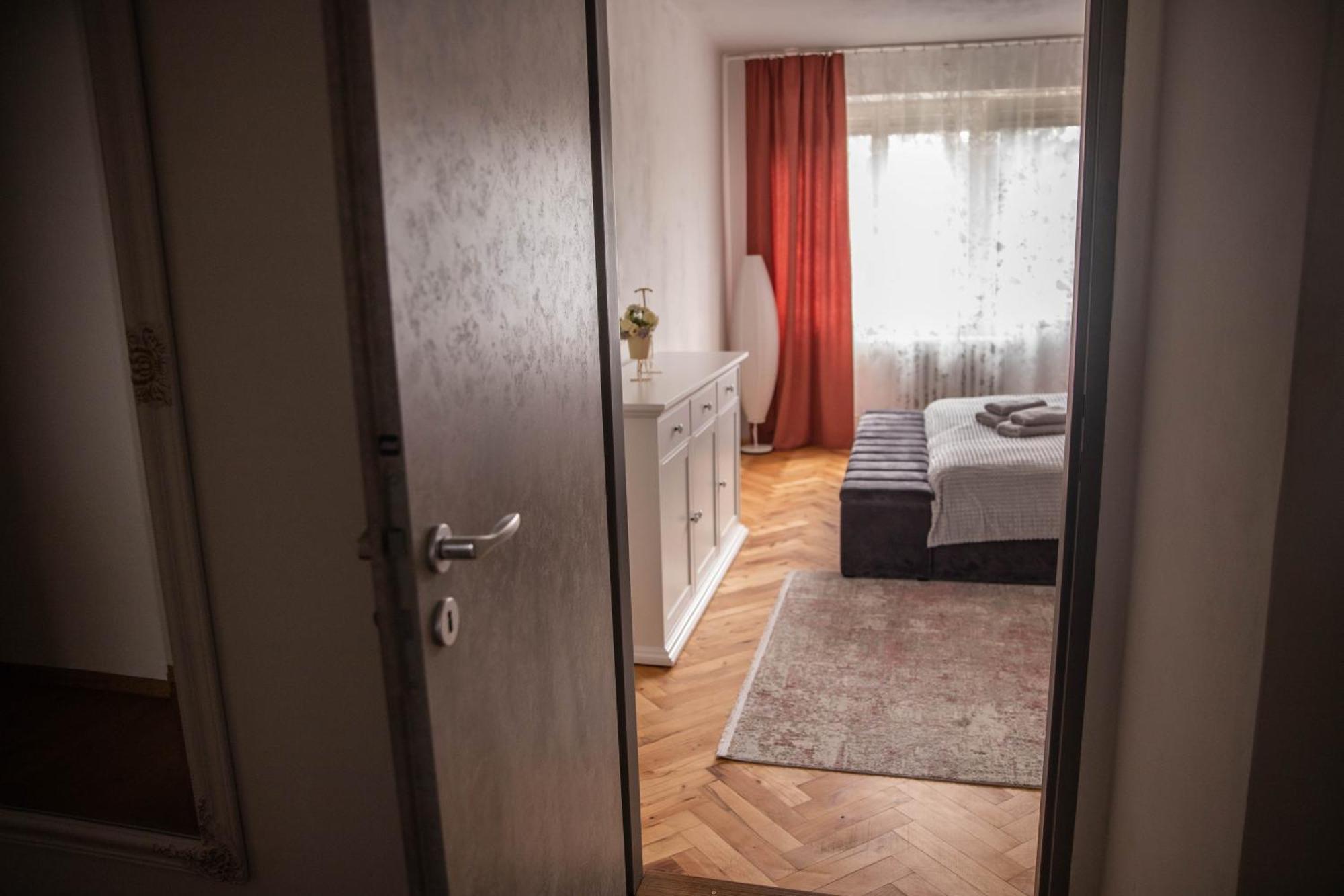 Prostorny Byt V Centru U Reky, 2 Loznice, Balkon Hradec Králové Exteriör bild