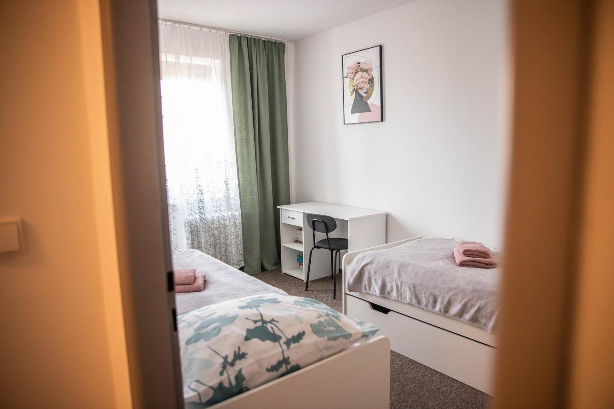 Prostorny Byt V Centru U Reky, 2 Loznice, Balkon Hradec Králové Exteriör bild
