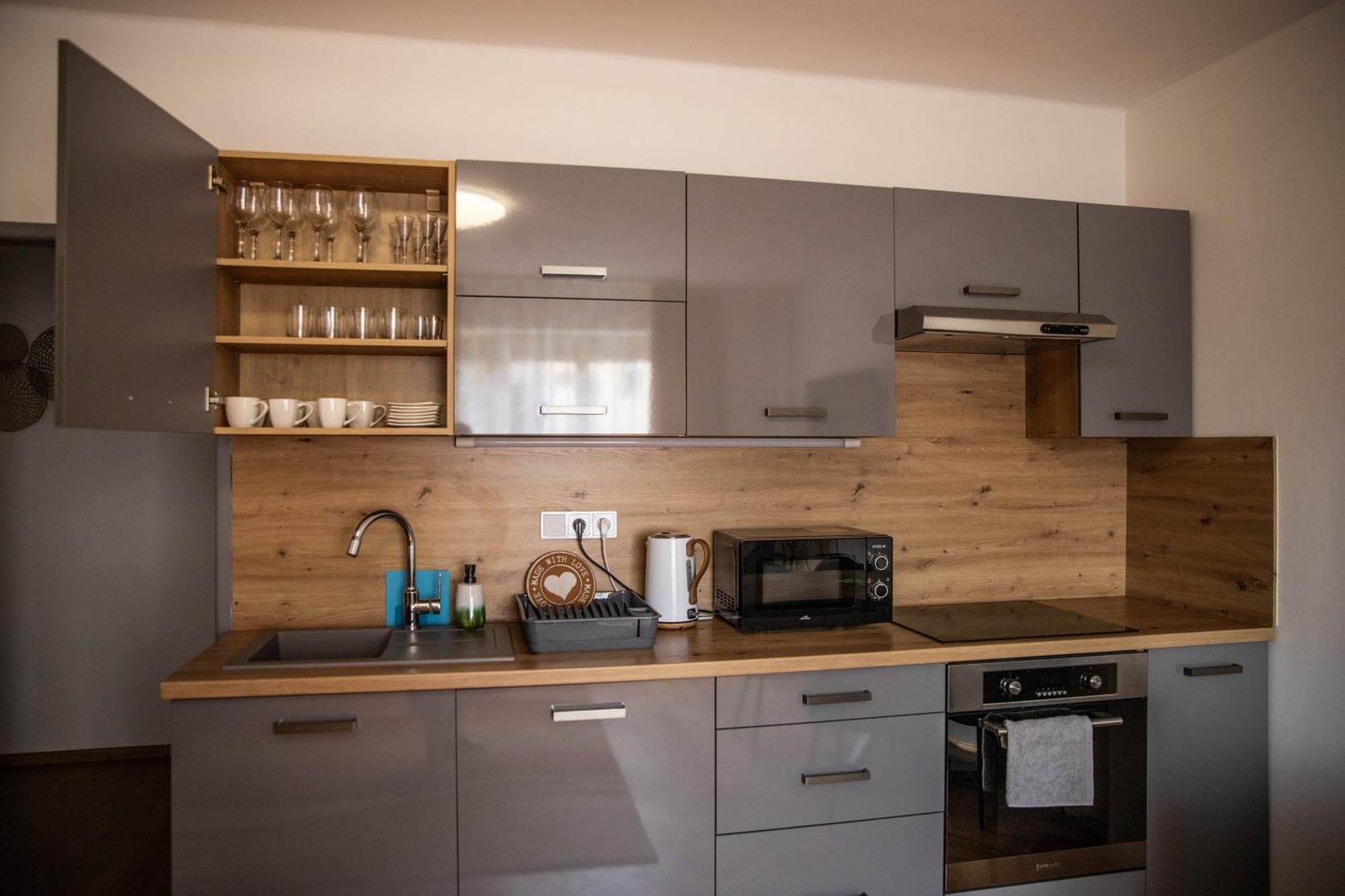 Prostorny Byt V Centru U Reky, 2 Loznice, Balkon Hradec Králové Exteriör bild