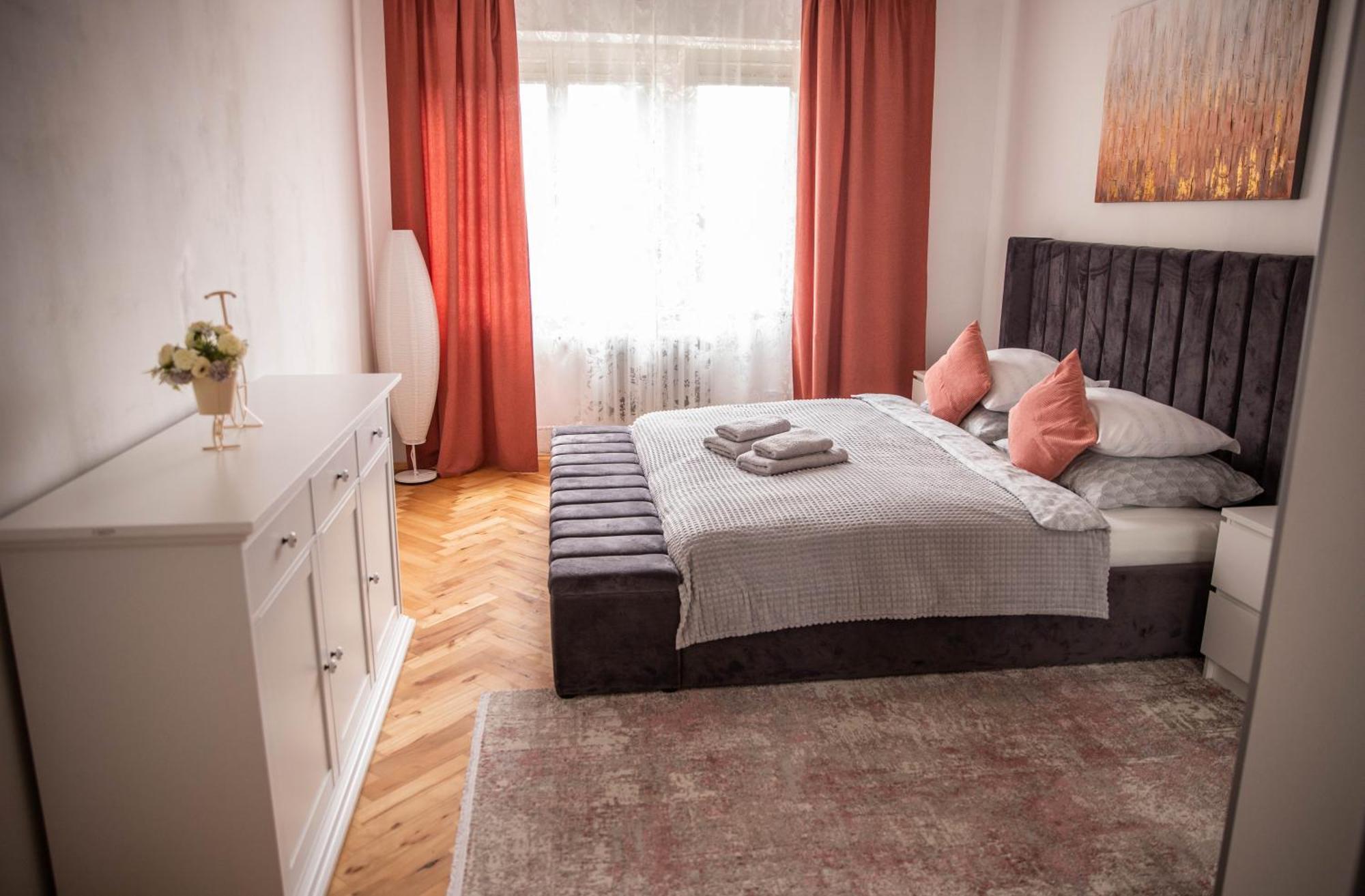 Prostorny Byt V Centru U Reky, 2 Loznice, Balkon Hradec Králové Exteriör bild