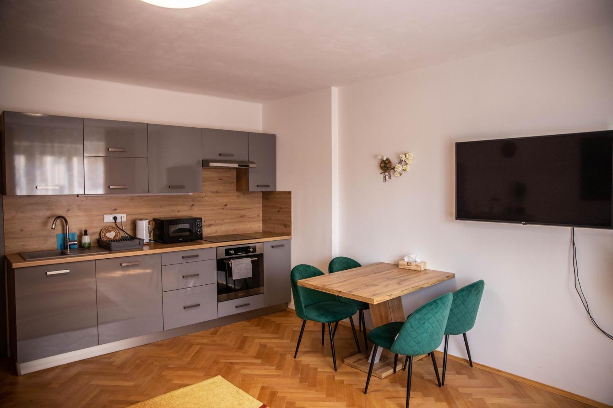 Prostorny Byt V Centru U Reky, 2 Loznice, Balkon Hradec Králové Exteriör bild