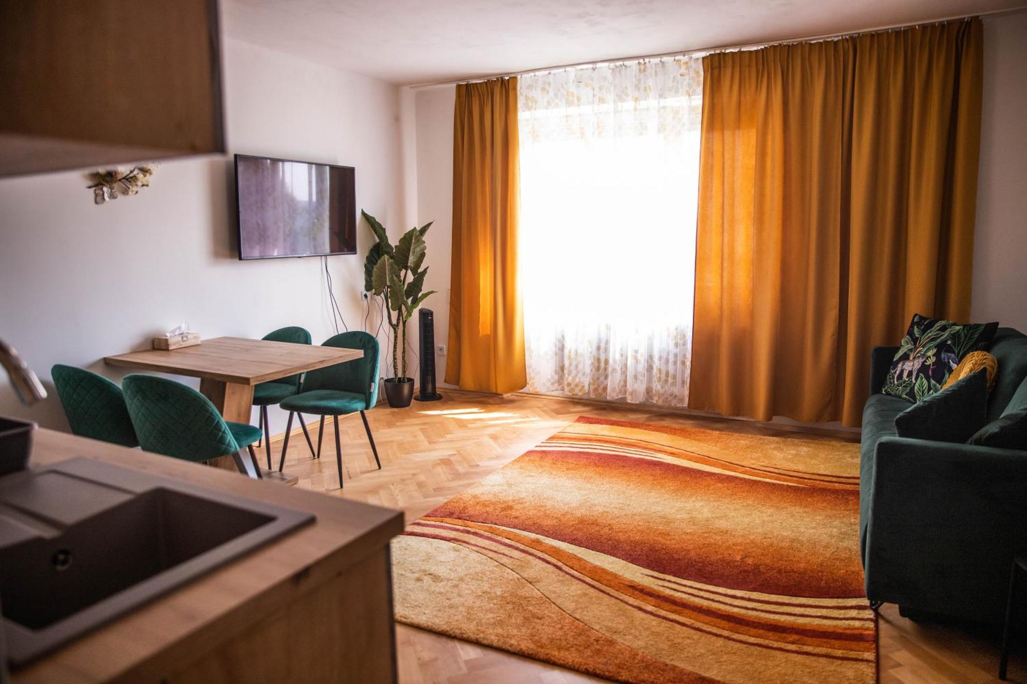 Prostorny Byt V Centru U Reky, 2 Loznice, Balkon Hradec Králové Exteriör bild
