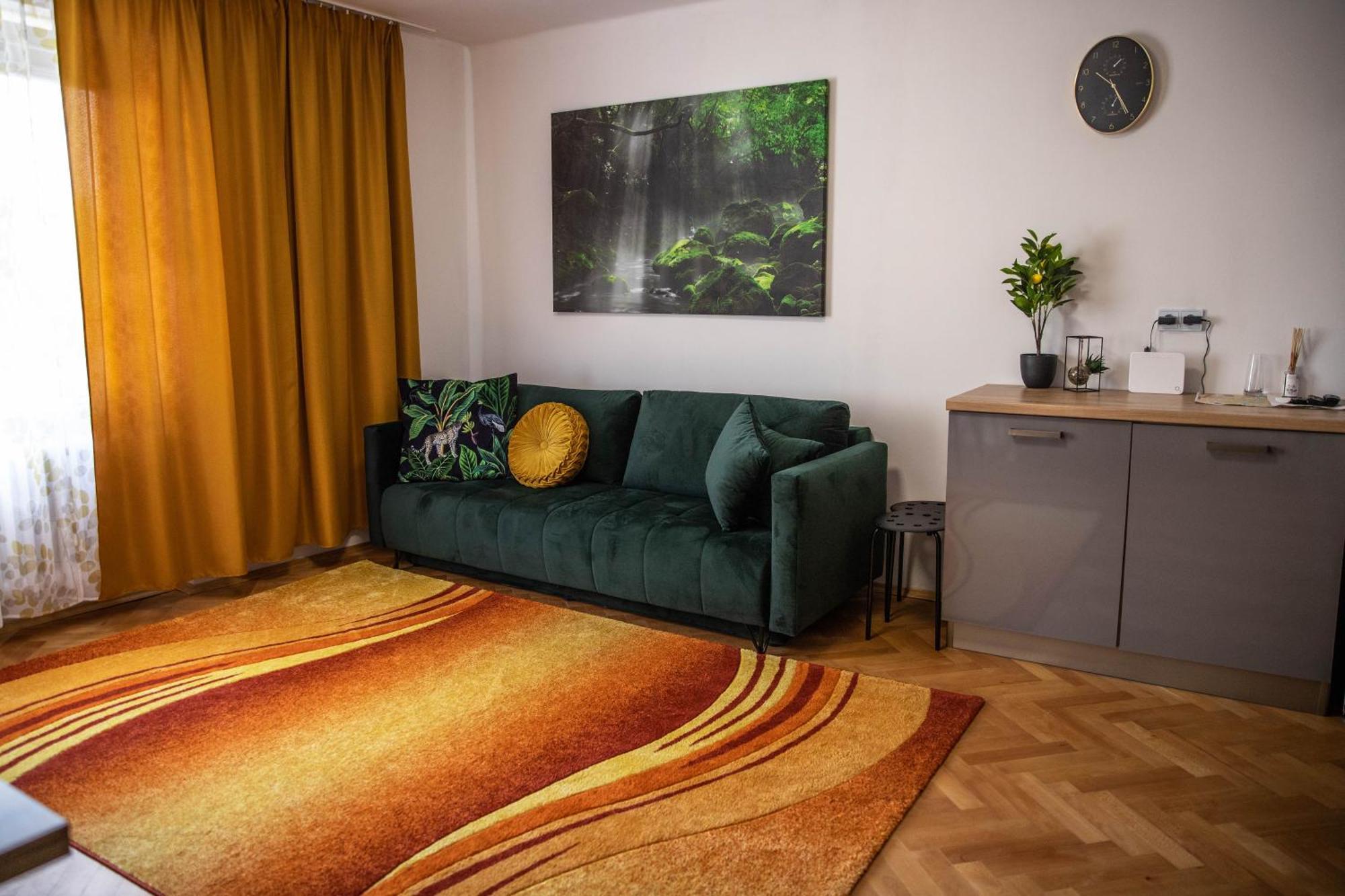 Prostorny Byt V Centru U Reky, 2 Loznice, Balkon Hradec Králové Exteriör bild